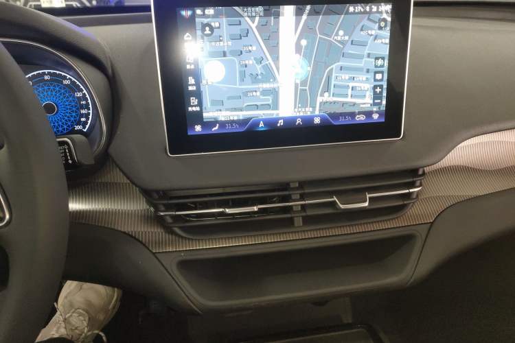 Used Hongqi E-QM5 2022 431 km Charge & Enjoy Edition