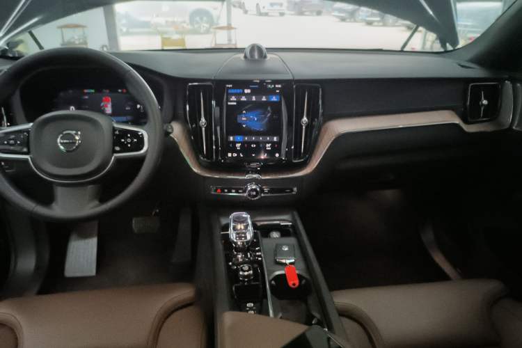 Used Volvo XC60 New Energy 2024 T8 Plug-in Hybrid Long-Range All-Wheel Drive Smart Luxury Edition