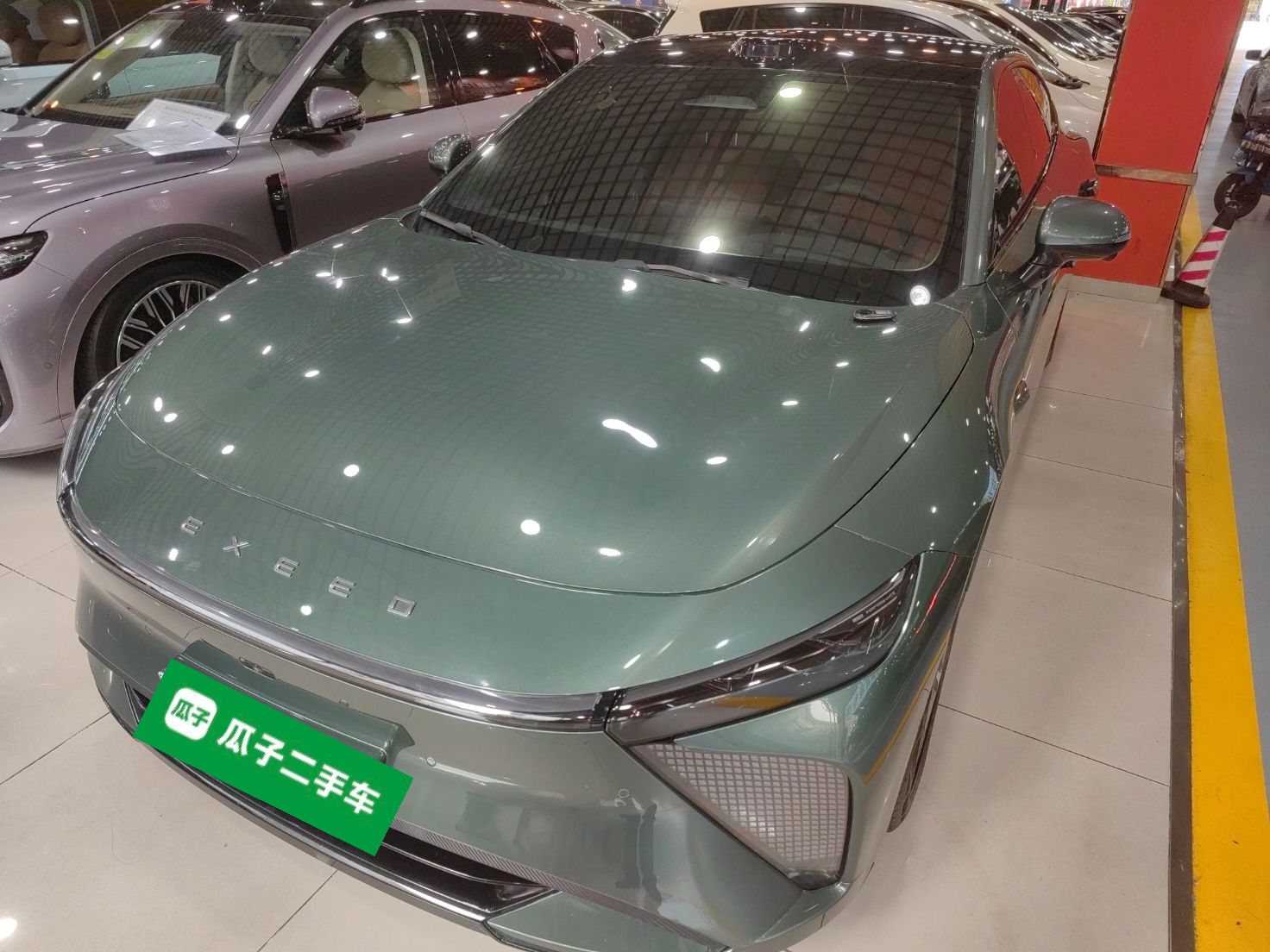 تحت مقدمة السيارة