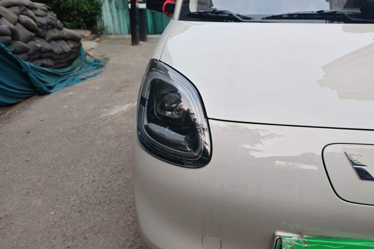 Used Wuling Hongguang MINIEV 2025 Four-Door Version Advanced Edition Right Front Headlight