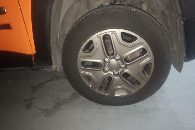 Used Jeep Renegade 2016 2.0L Automatic Four-Wheel Drive 75th Anniversary Tribute Edition Right Front Wheel Hub