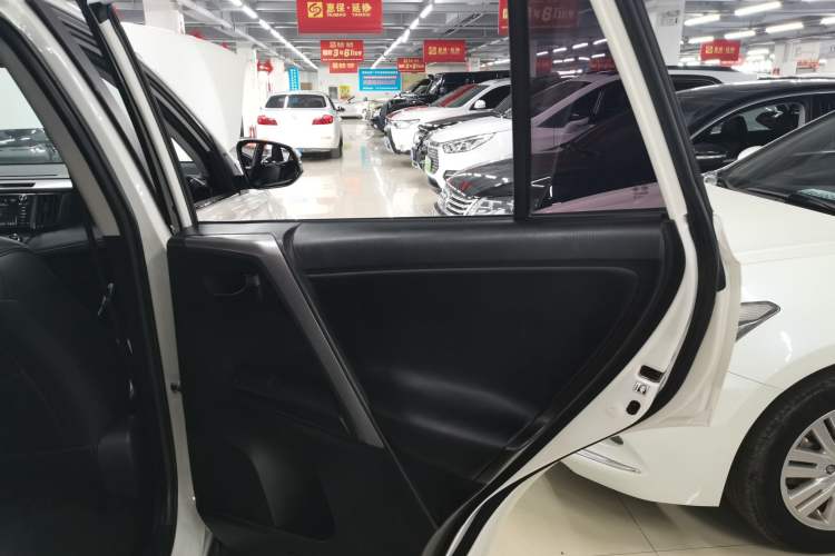 Used Toyota RAV4 2018 2.0L CVT Two-Wheel Drive Fashion X Edition