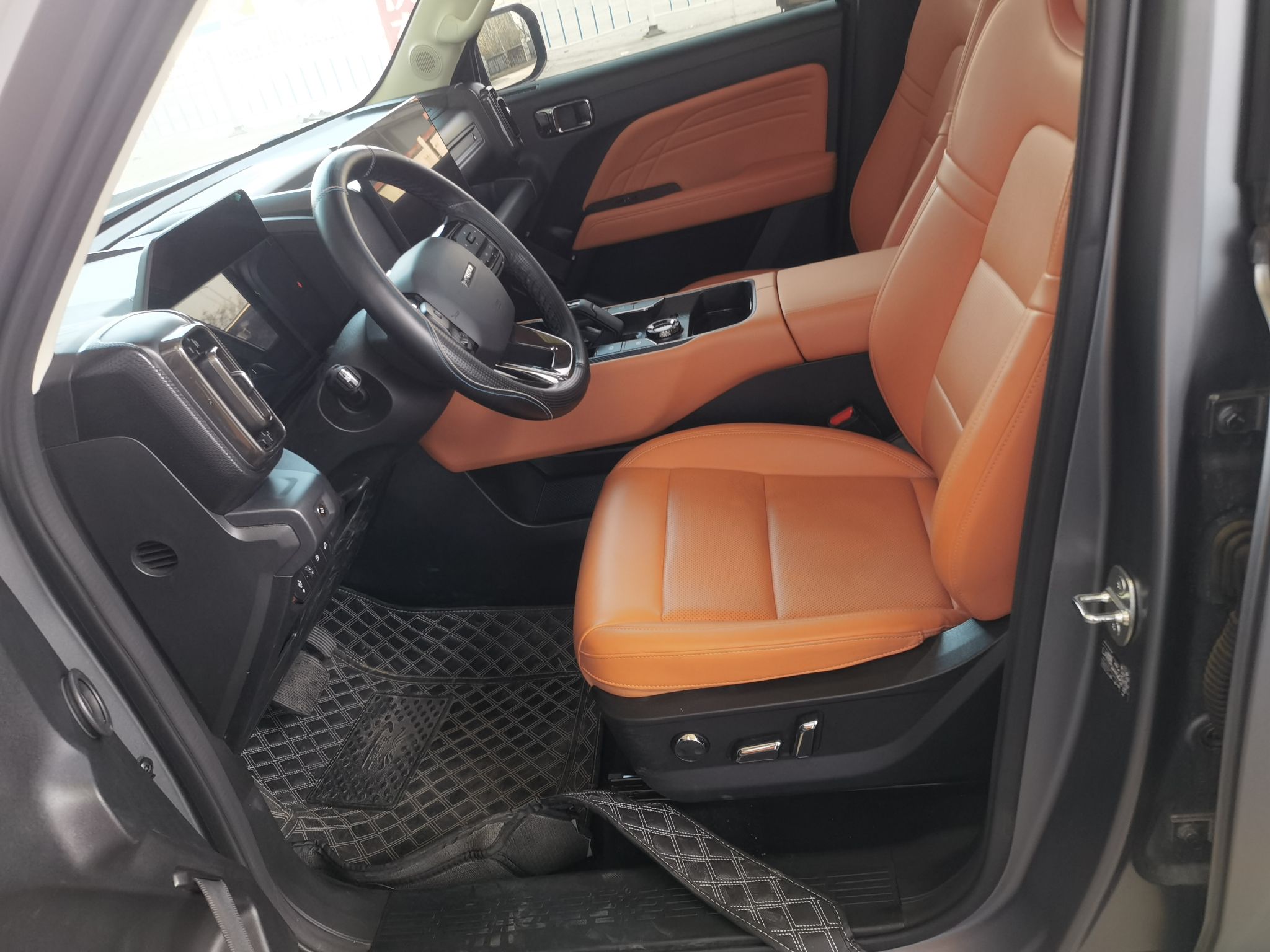 المقاعد الأمامية داخل السيارة