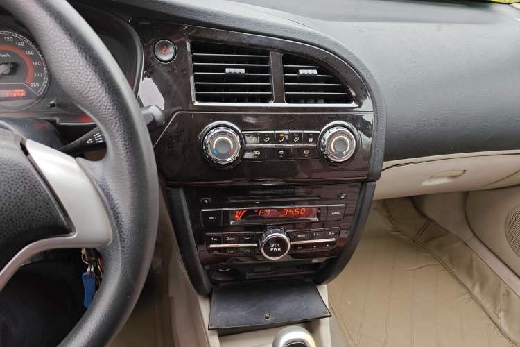 Used Soueast V3 Lingyue 2012 Revised Version 1.5L Manual Comfort Edition Audio And AC Panel