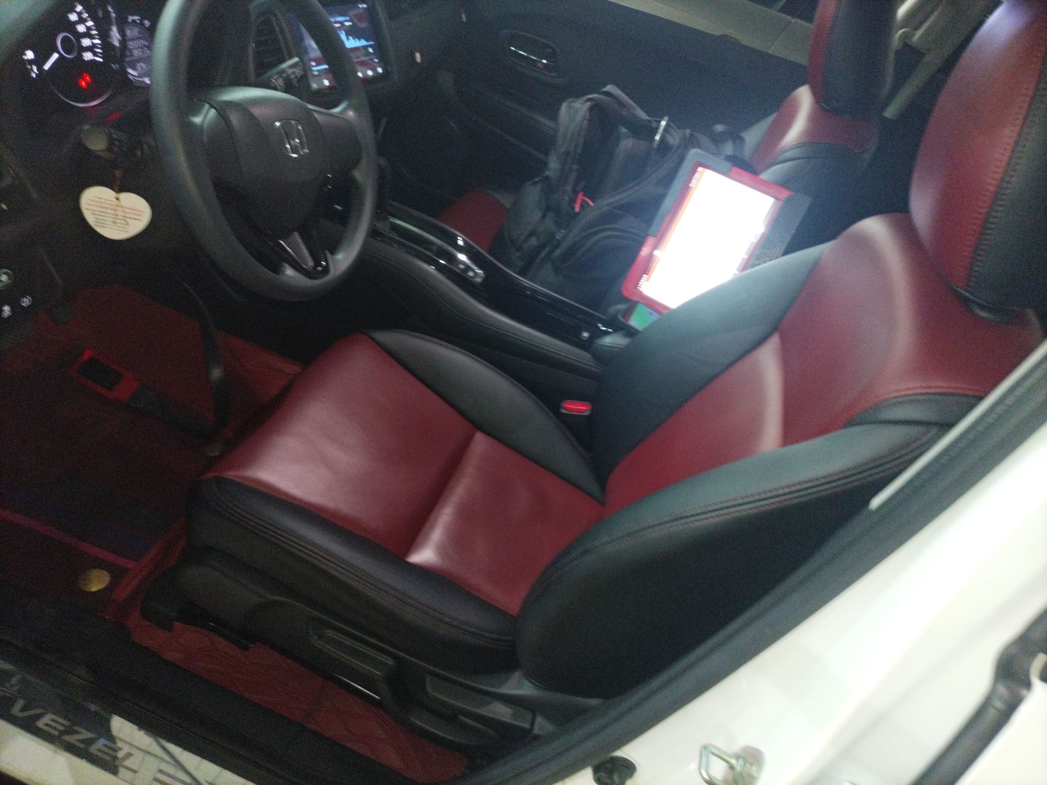 المقاعد الأمامية داخل السيارة