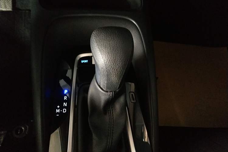 Used Toyota Allion 2022 2.0L Elite Edition Gear Lever