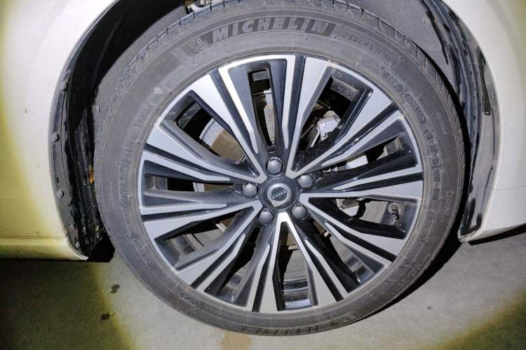 Used Volvo S60 2026 Model B4 Zhiyuan Luxury Edition Right Front Wheel Hub