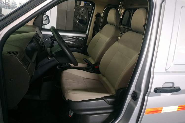 Used Wuling Rongguang S 2023 1.5L Basic Enclosed-Window Vehicle 2 Seats