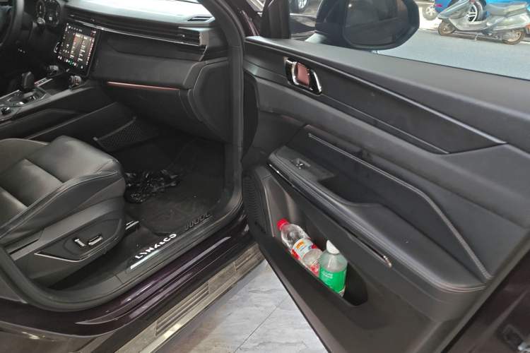 Used Lynk & Co 01 EM-P 2021 1.5TD PHEV Halo Interior 5