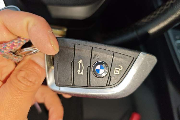 Used BMW 3 Series 2015 320i Luxury Line Stylish Edition Vehicle Key