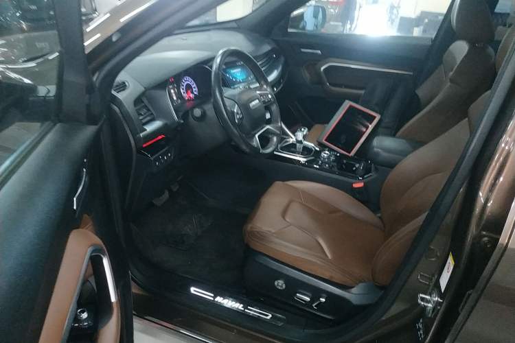 Used Haval H6 2017 Red Label 2.0T Automatic Two-Wheel Drive ZhiShang Model Driver Seat