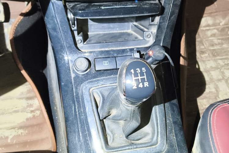 Used HYOSOW S3 2016 1.5L Manual Comfort Version China V Gear Lever