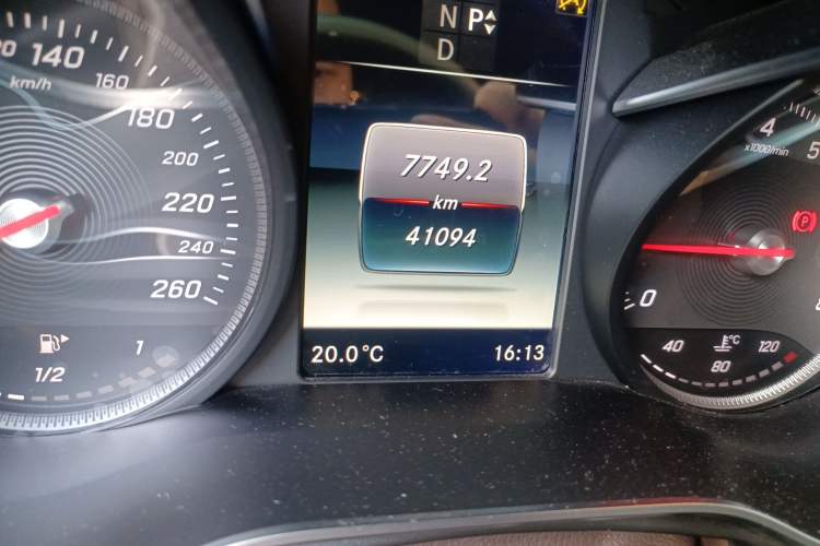 Used Mercedes-Benz GLC 2019 GLC 260 L 4MATIC Dynamic Model Odometer Close Up