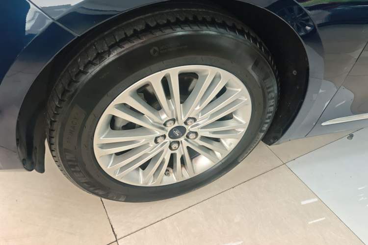 Used Ford Taurus 2017 EcoBoost 245 Fashion Edition Left Front Wheel Hub