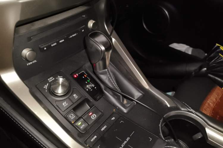 Used Lexus NX 2018 300h Front-Wheel-Drive FENGSHANG Version China V Emission Standard
