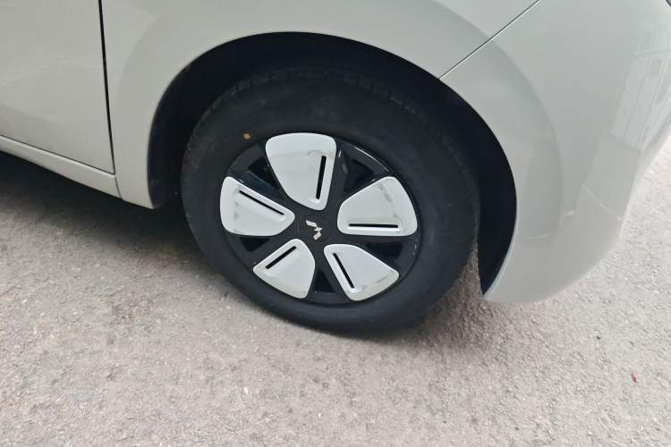 Used Wuling Hongguang MINIEV 2025 Four-Door Version Advanced Edition Right Front Wheel Hub