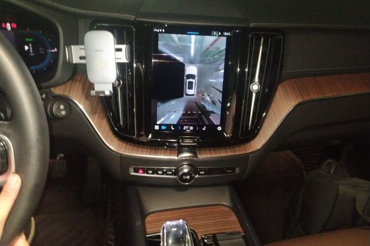 Used Volvo XC60 New Energy 2024 T8 Plug-in Hybrid Long-Range All-Wheel Drive Smart Luxury Edition
