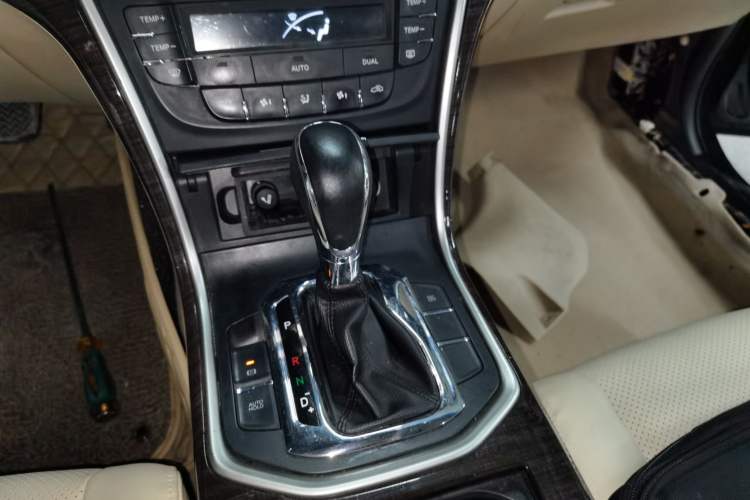 Used CHANGAN Raeton 2014 1.8T Automatic Elite Anniversary Edition China IV Standard