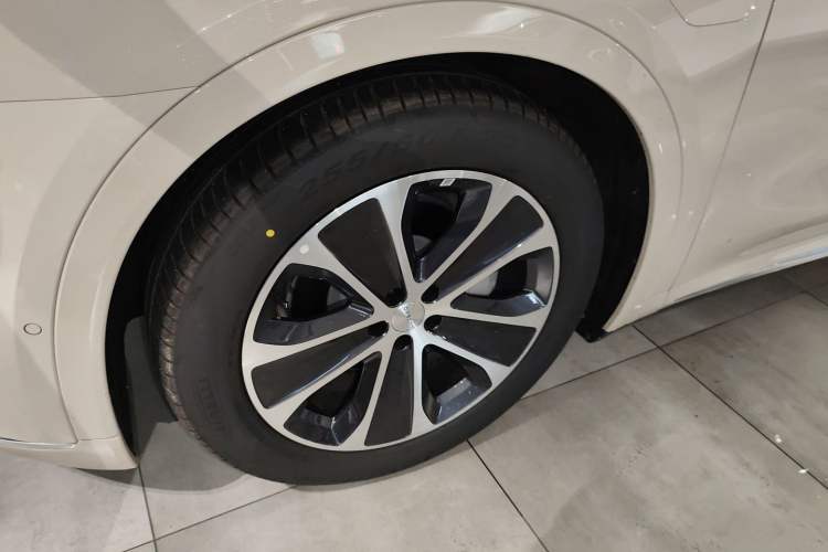 Used Hima Luxeed R7 2024 All-Electric 802 km Max
