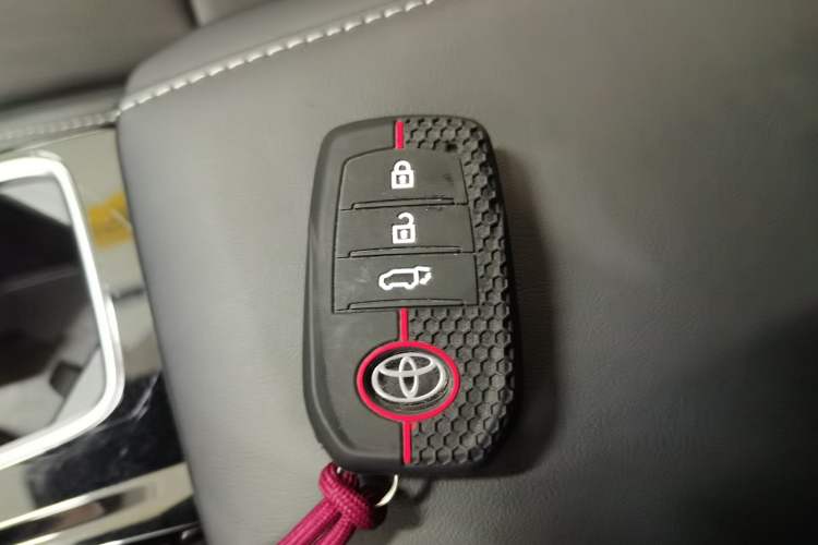 Used Toyota Camry 2026 Model Dual-Engine 2.0HG Prestige Edition