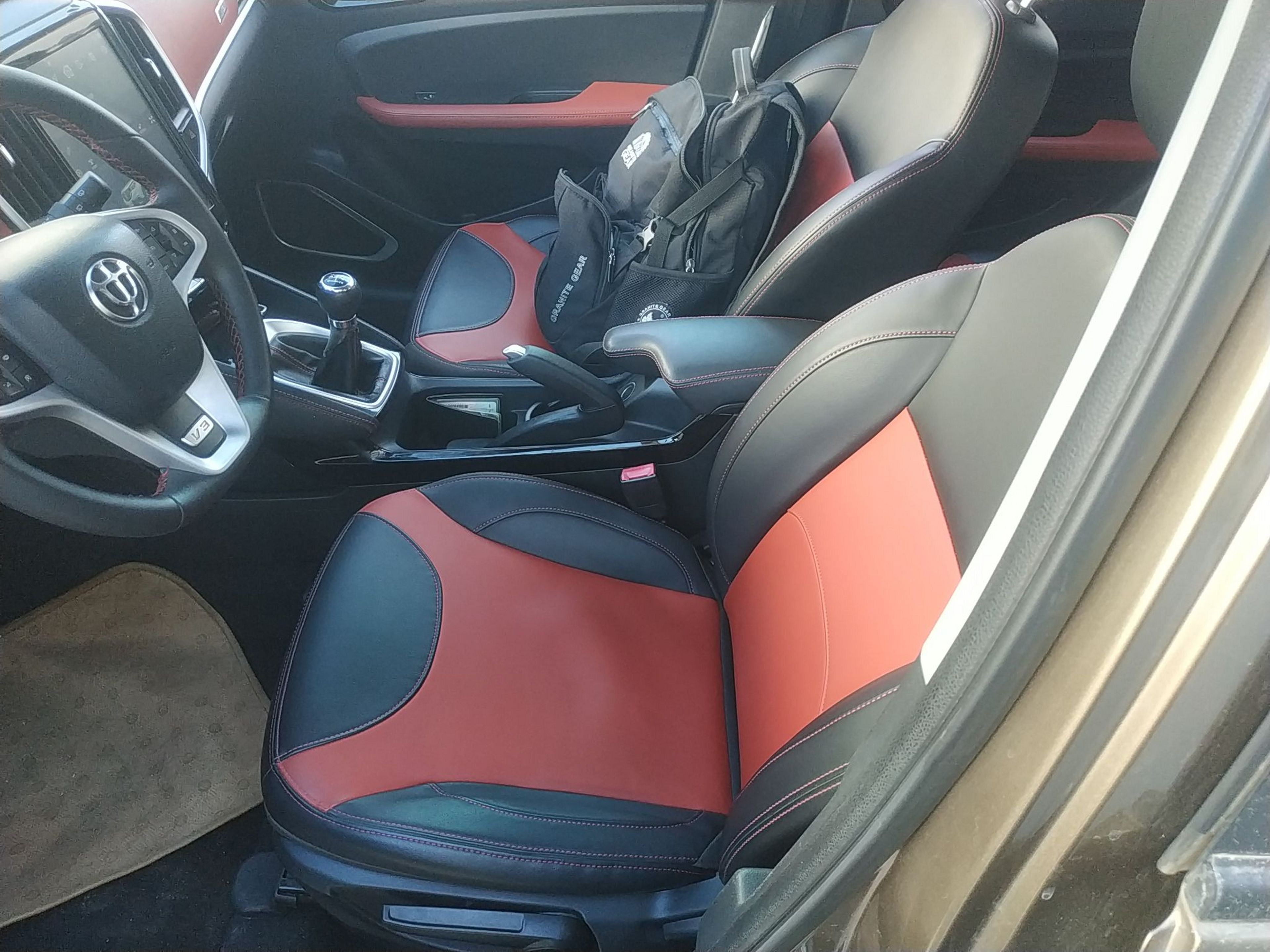 المقاعد الأمامية داخل السيارة