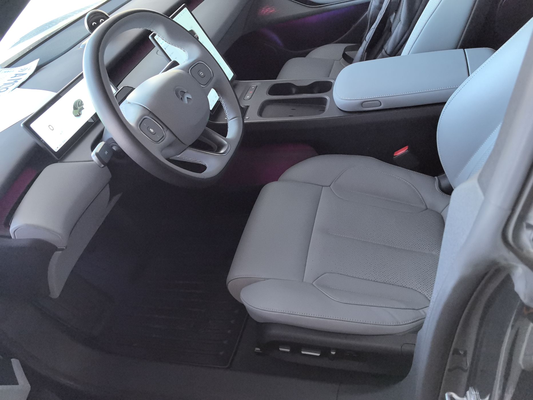 المقاعد الأمامية داخل السيارة