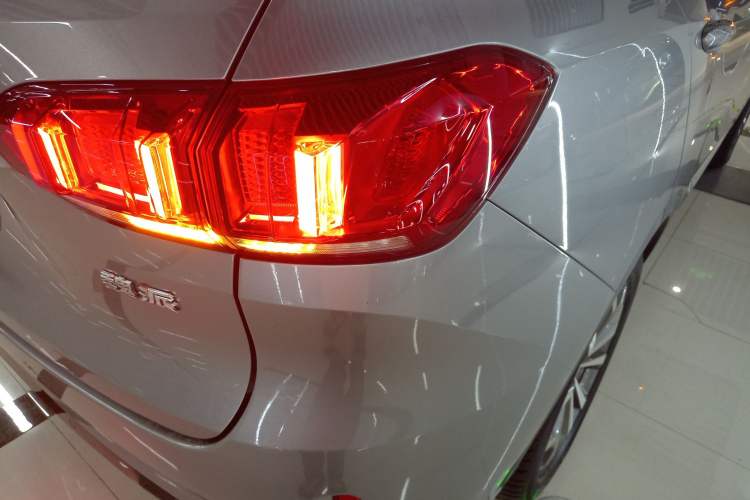 Used Wey VV6 2018 2.0T Two-Wheel-Drive Ultra-Luxury Version China V Standard