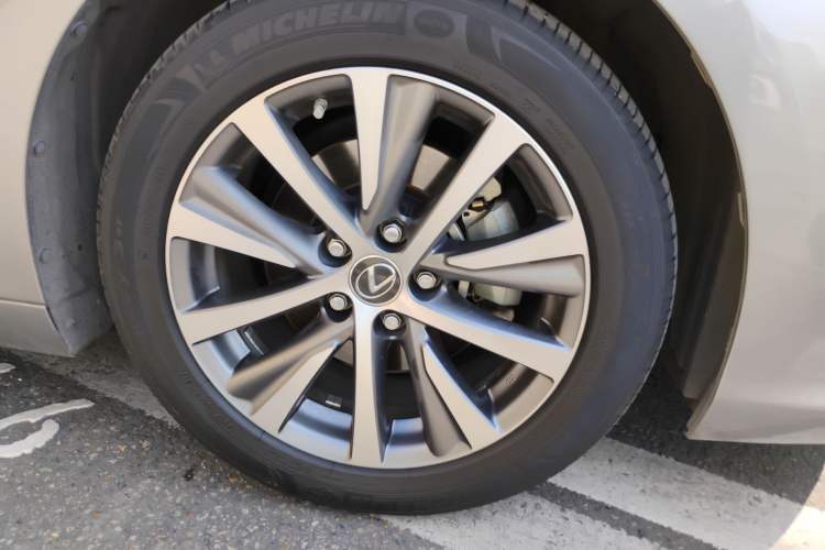 Used Lexus ES 2018 300h Premier Edition China VI Standard