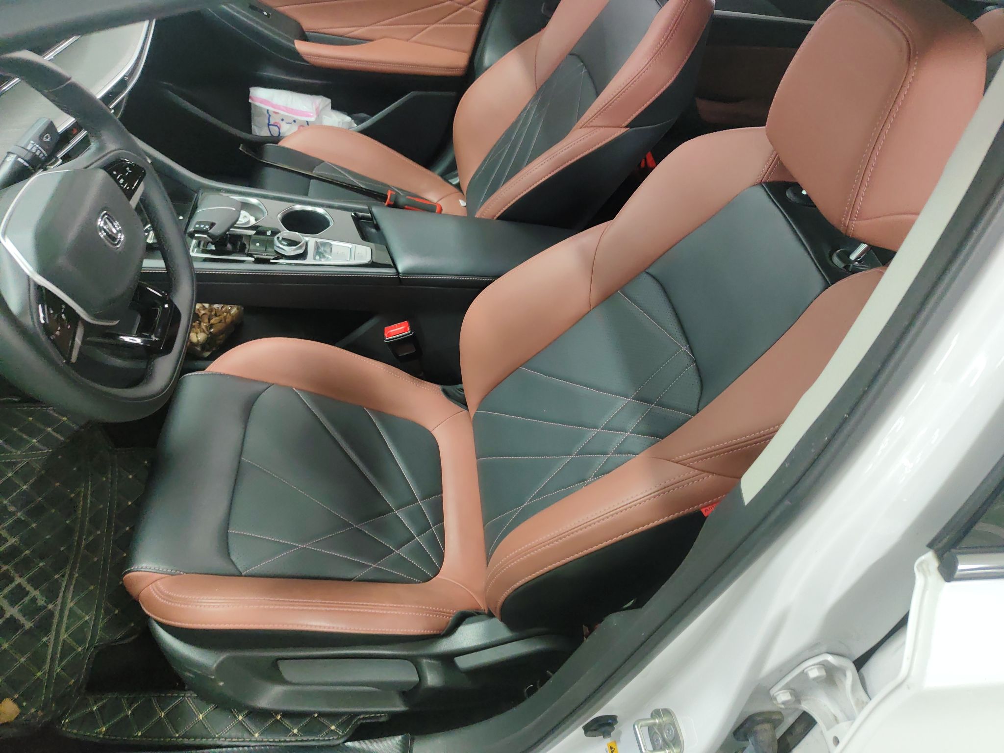 المقاعد الأمامية داخل السيارة