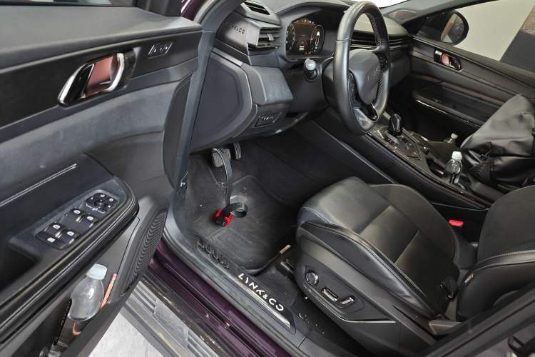 Used Lynk & Co 01 EM-P 2021 1.5TD PHEV Halo Interior 3