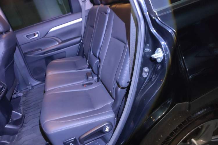 Used Toyota Highlander 2018 2.0T Four-Wheel Drive Luxury Edition 7 Seats China V Emission Standard Left Rear Seat