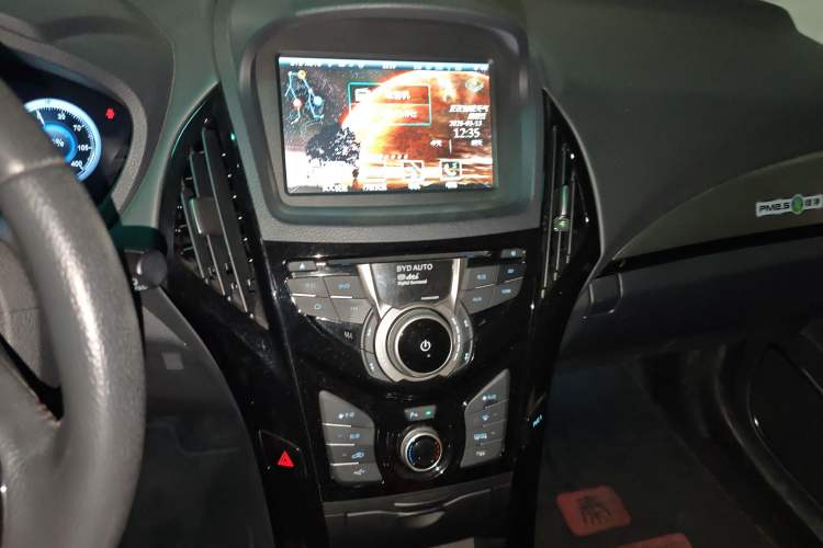 Used BYD Qin New Energy 2015 1.5T Dual-Crown Flagship Plus Edition
