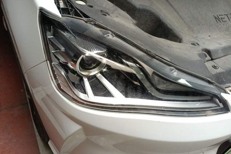 Used NETA V 2021 Long-Range Entertainment Edition Upgrade Model Right Front Headlight