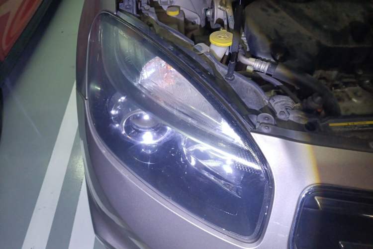 Used Renault Koleos 2012 2.5L Two-Wheel Drive Comfort Edition with Navigation Right Front Headlight