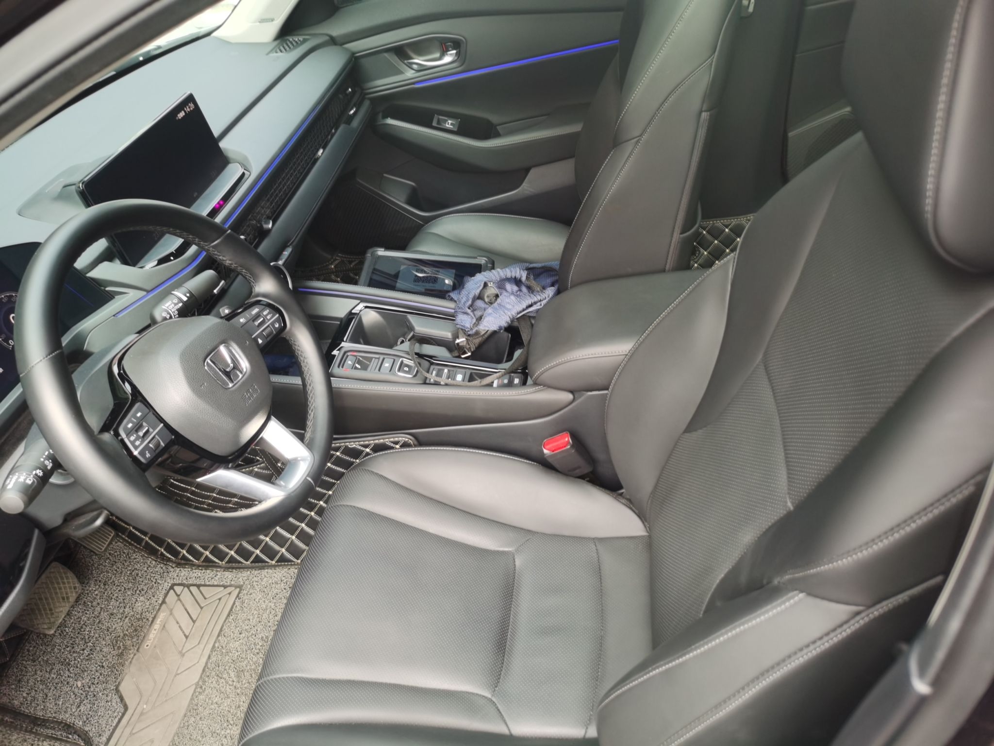 المقاعد الأمامية داخل السيارة