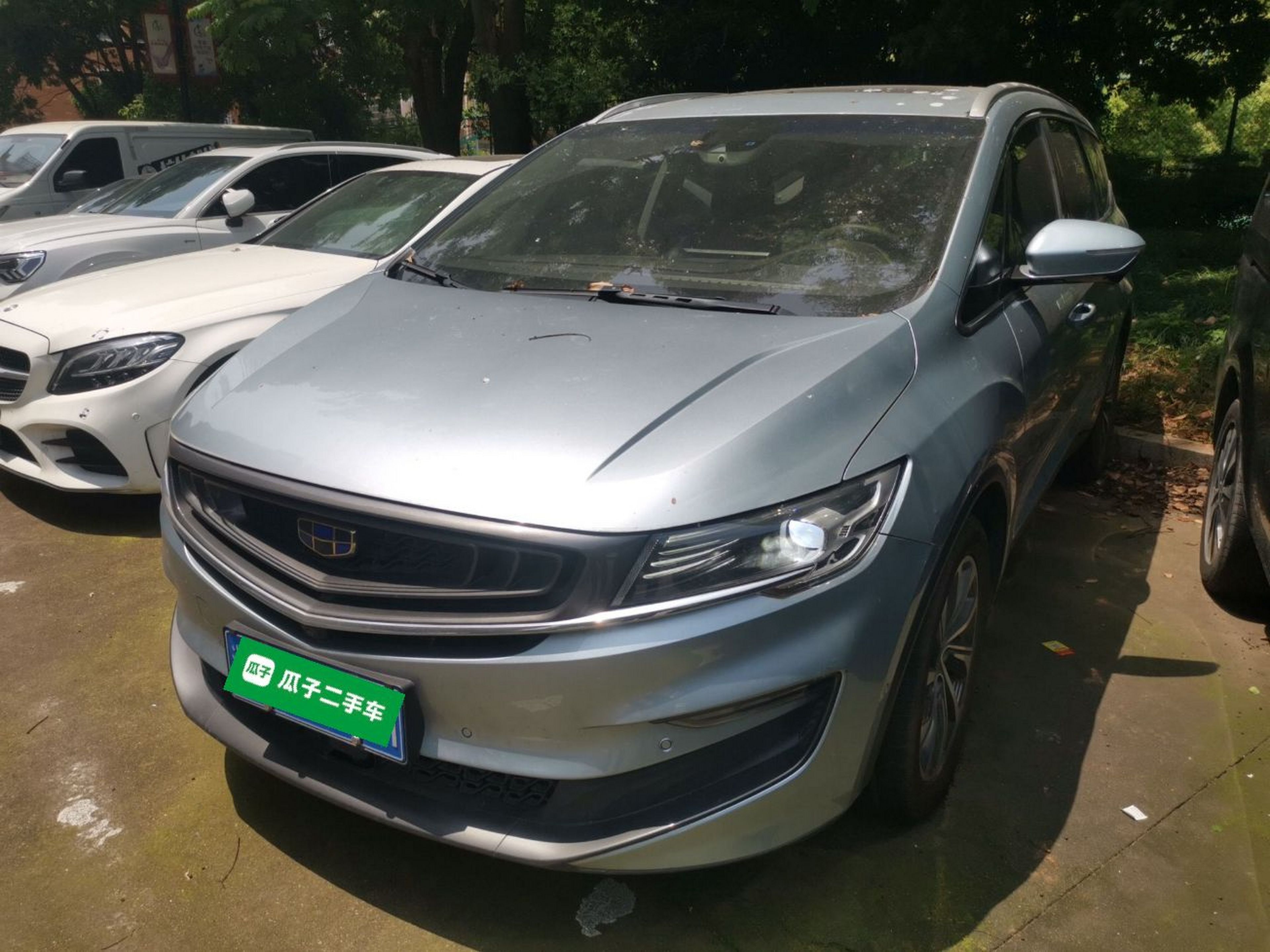 Под передней частью автомобиля