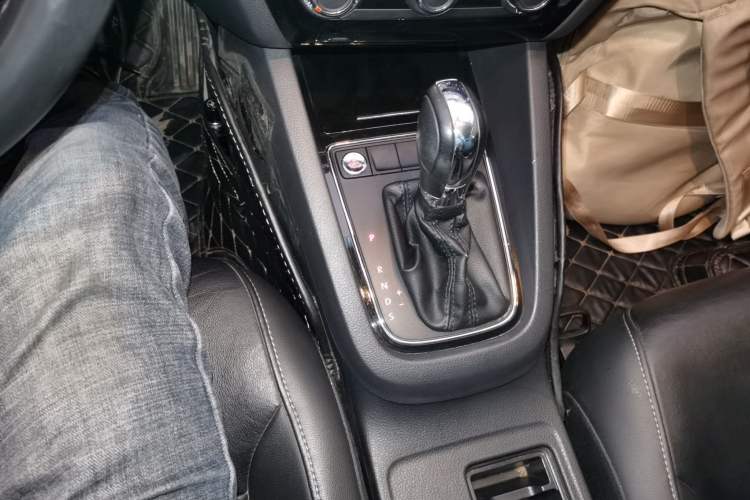 Used Volkswagen Sagitar 2018 1.6L Automatic Comfort Model Gear Lever