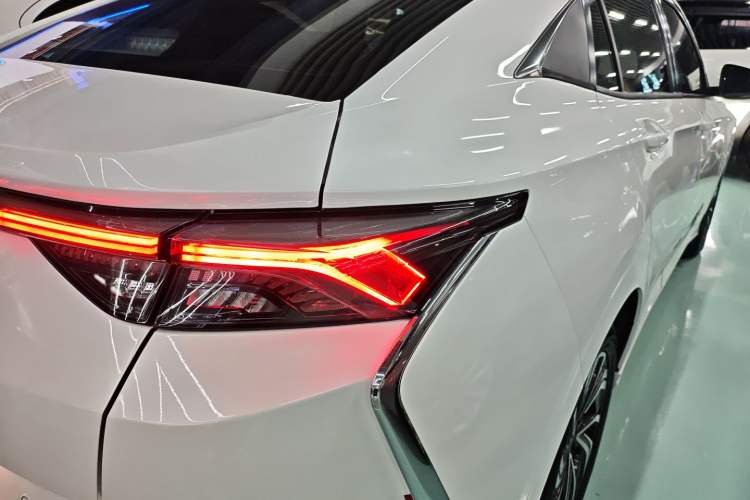 Used Dongfeng Aeolus Yixuan 2021 230T Automatic Zuiqing Edition Right Rear Taillight