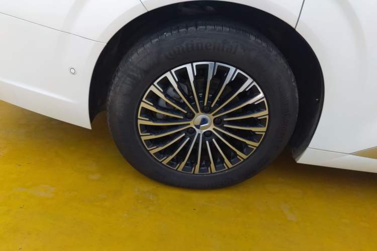 Used Denza D9 2024 EV 600 Four-Wheel-Drive Flagship Model Right Rear Wheel Hub