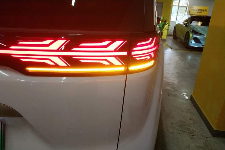 Used Denza D9 2022 DM-i 1040 Prestige Model
