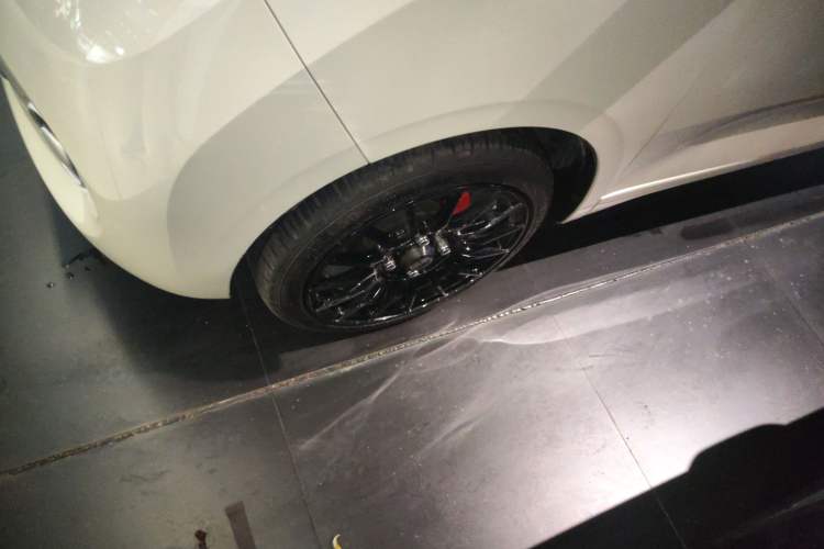 Used Wuling Hongguang MINIEV 2024 3rd Generation 215km Youth Edition Left Front Wheel Hub