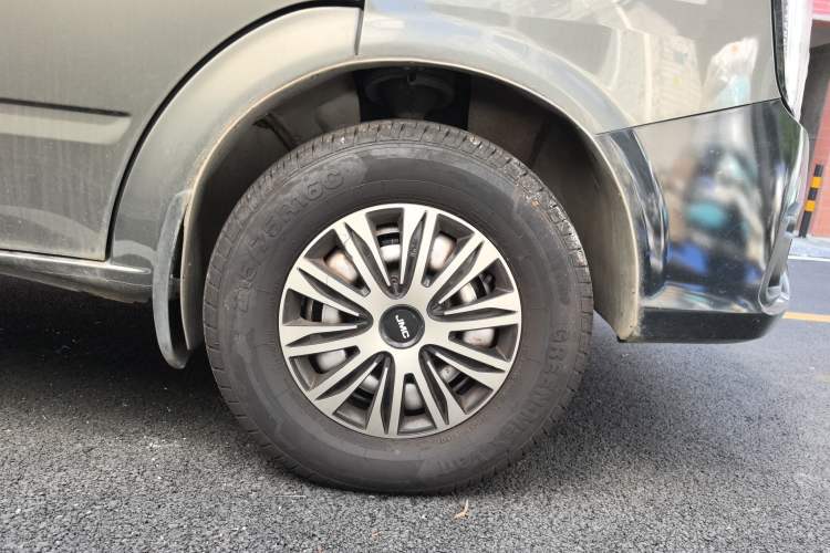 Used JMC Fushun 2023 2.0T Automatic Mid-Range Mid-Roof Commercial Multi-Purpose 7-Seater Passenger Vehicle