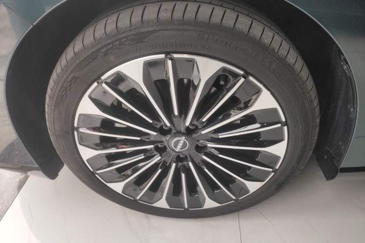 Used Nissan N7 2025 510 Air Left Front Wheel Hub