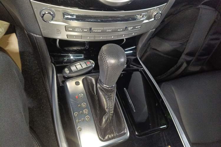 Used Infiniti Q70 2017 Q70L 2.5L Elite Edition Gear Lever