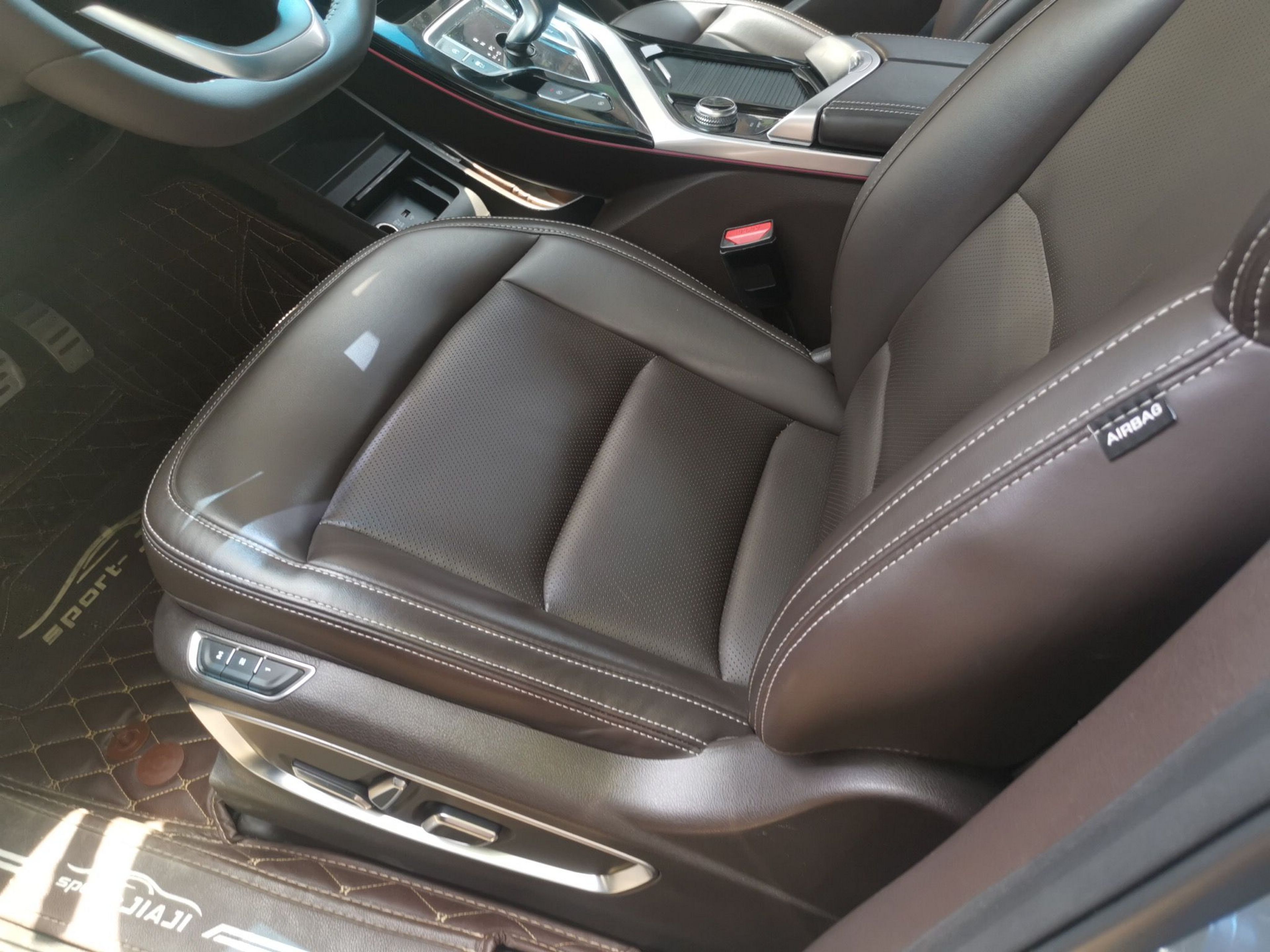 Переднее сиденье в автомобиле