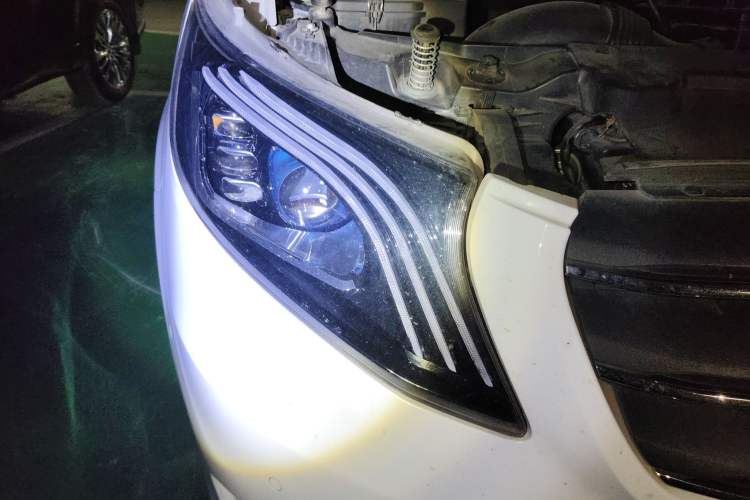 Used Mercedes-Benz Vito 2021 2.0T Business Version 7 Seats Right Front Headlight