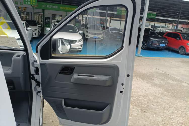 Used Wuling Yangguang 2024 300KM Comfort Version Passenger Van 75kW