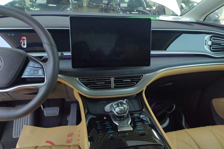 Used Denza D9 2024 EV 600 Four-Wheel-Drive Flagship Model Audio And AC Panel