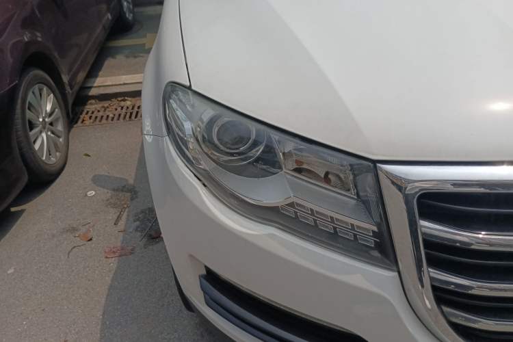 Used Haval H8 2017 2.0T Gasoline Two-Wheel Drive Enjoyment Version Right Front Headlight