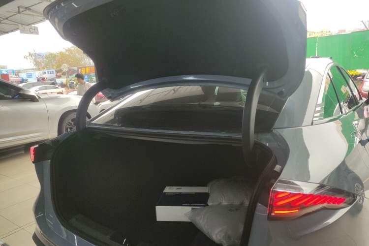 Used Geely Galaxy L6 2023 125km Starship Trunk